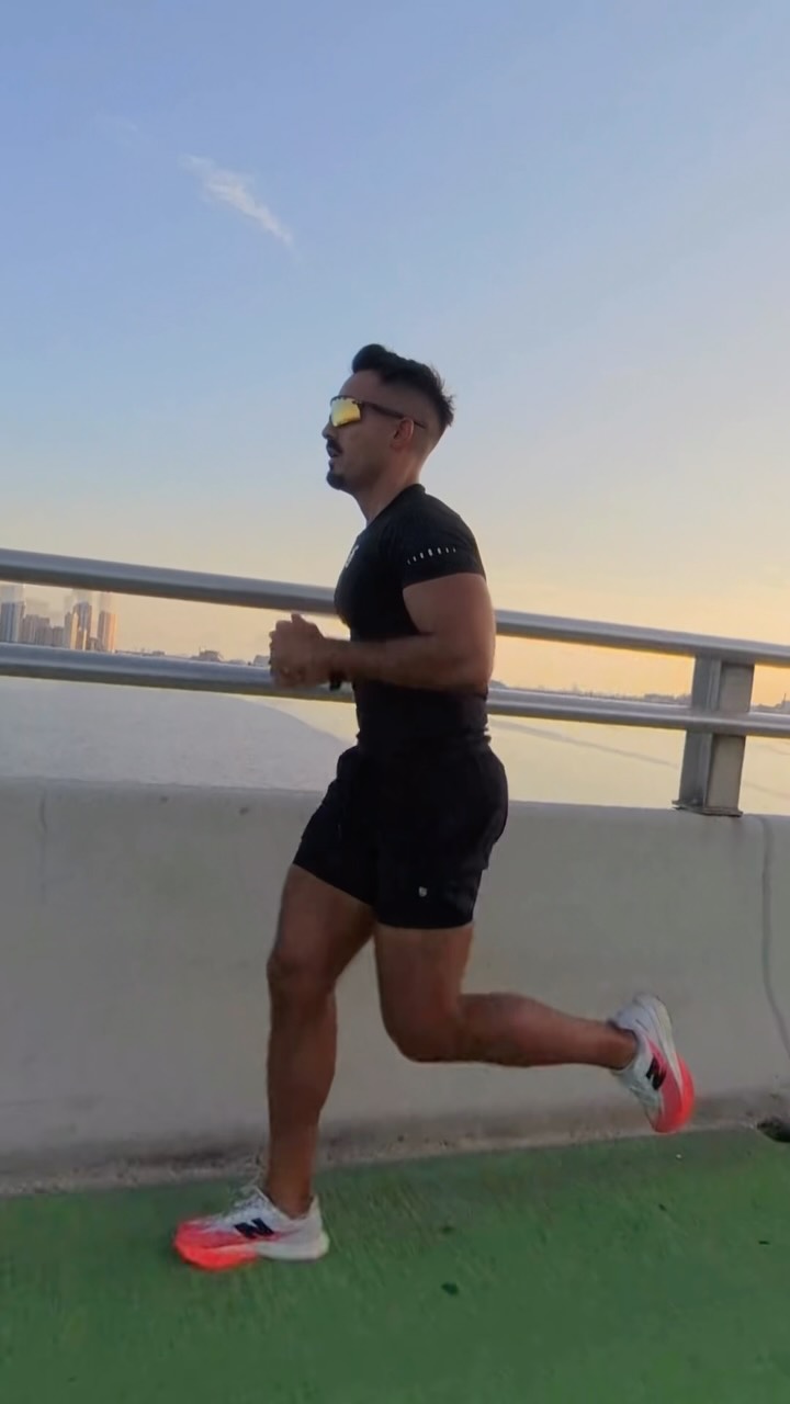 Corredor sobre el puente de Miami al amanecer