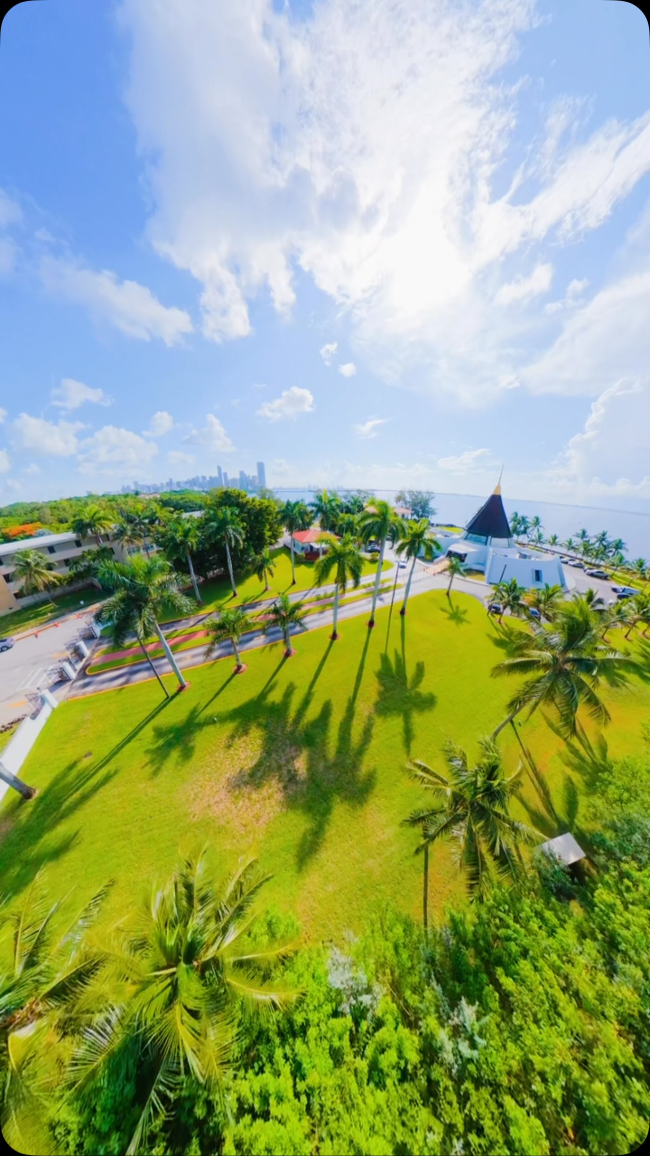 Toma tiny planet de un parque junto a la costa