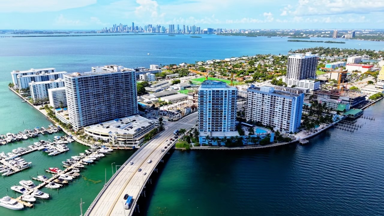 Vista aérea de North Bay Village con la bahía y el perfil de Miami al fondo