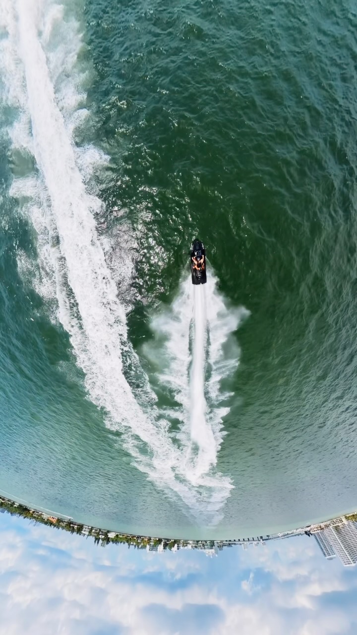Motos de agua dejando estela en la bahía vistas desde el aire