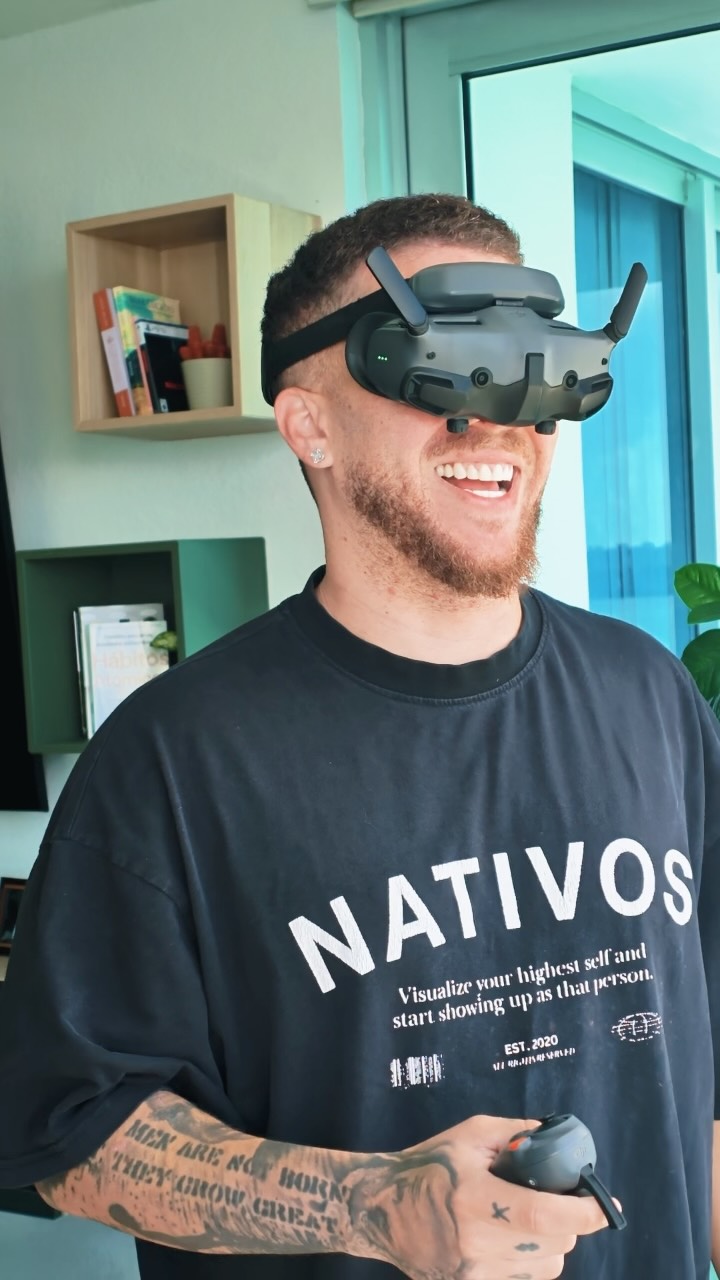 Ahmed Raúl, fundador de ARPP AIR, pilotando con gafas FPV