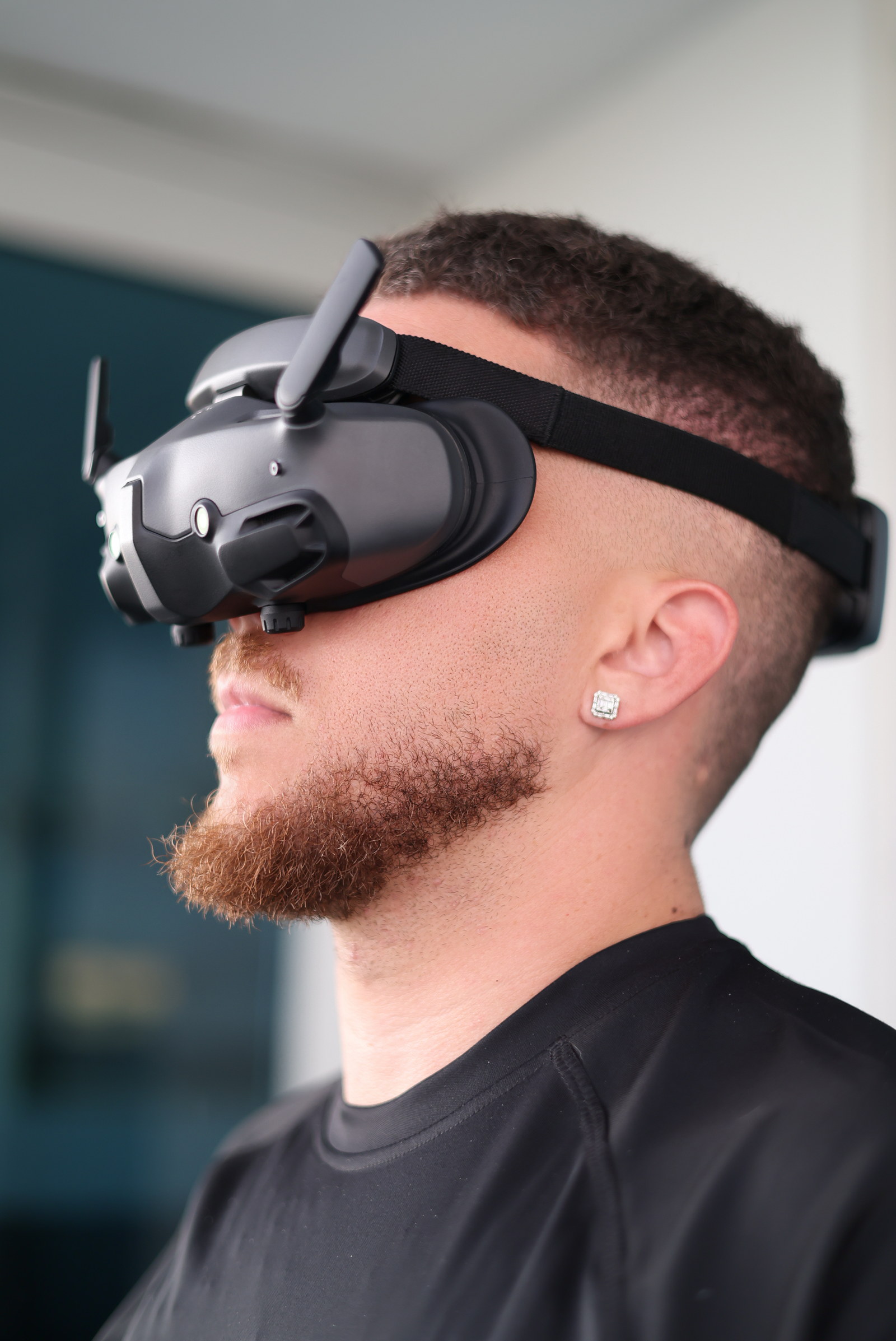 Ahmed Raúl, fundador de ARPP AIR, pilotando con gafas FPV